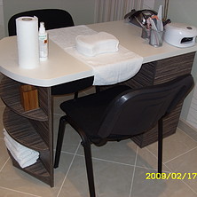 műkörmös asztal+szekrény+mosdó (1)